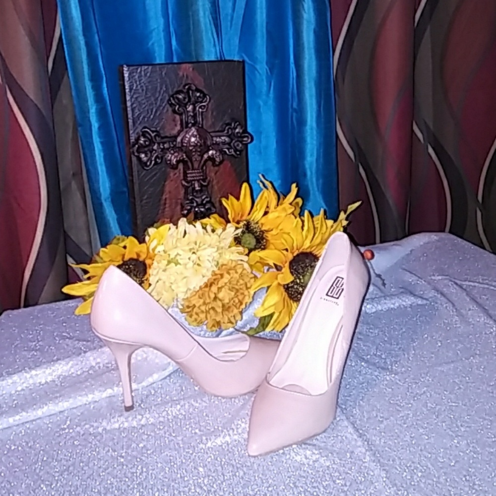 Ladies size 8 nude color high heel pump